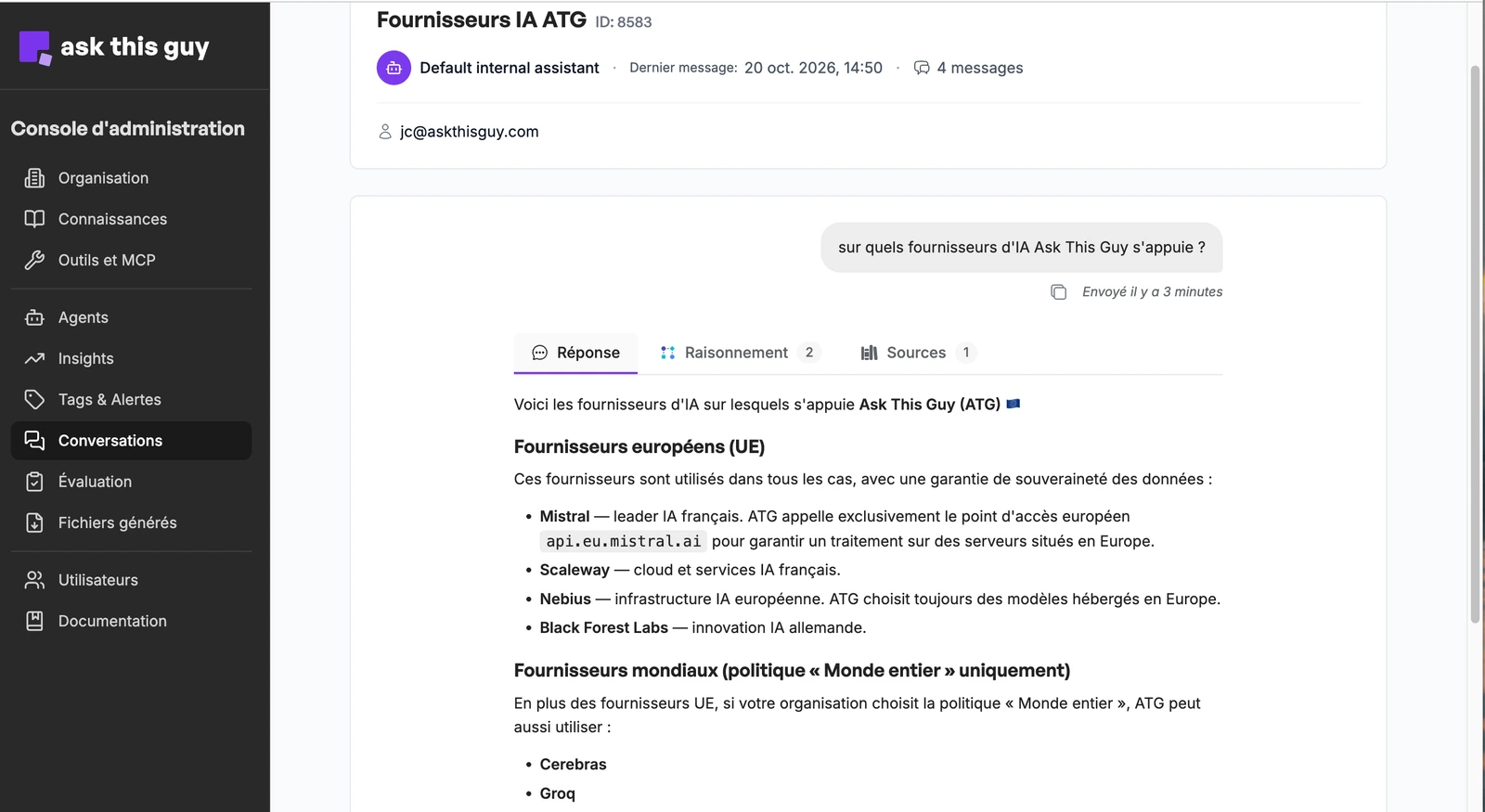 Détail d'une conversation dans la console d'administration : en-tête avec l'agent, la date du dernier message, le nombre de messages et l'e-mail de l'utilisateur, puis la question de l'utilisateur et la réponse de l'agent avec ses onglets Raisonnement et Sources